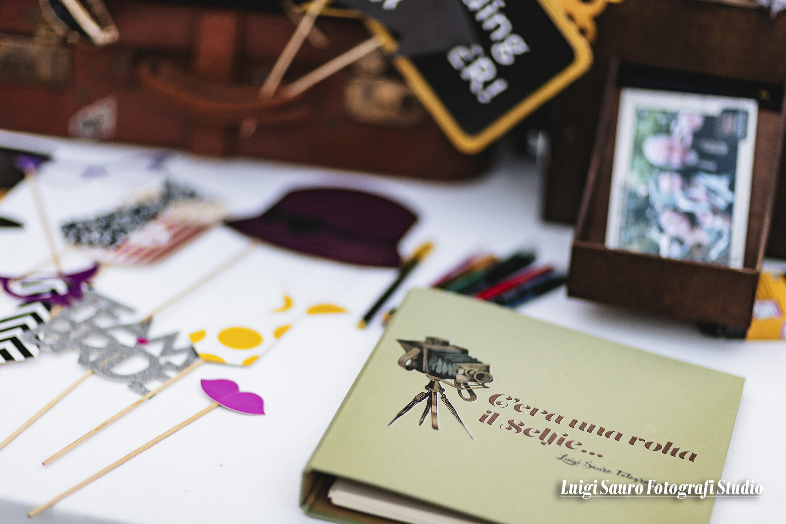 Props accessori e guestbook del Photobooth Vintage C'era una volta il Selfie