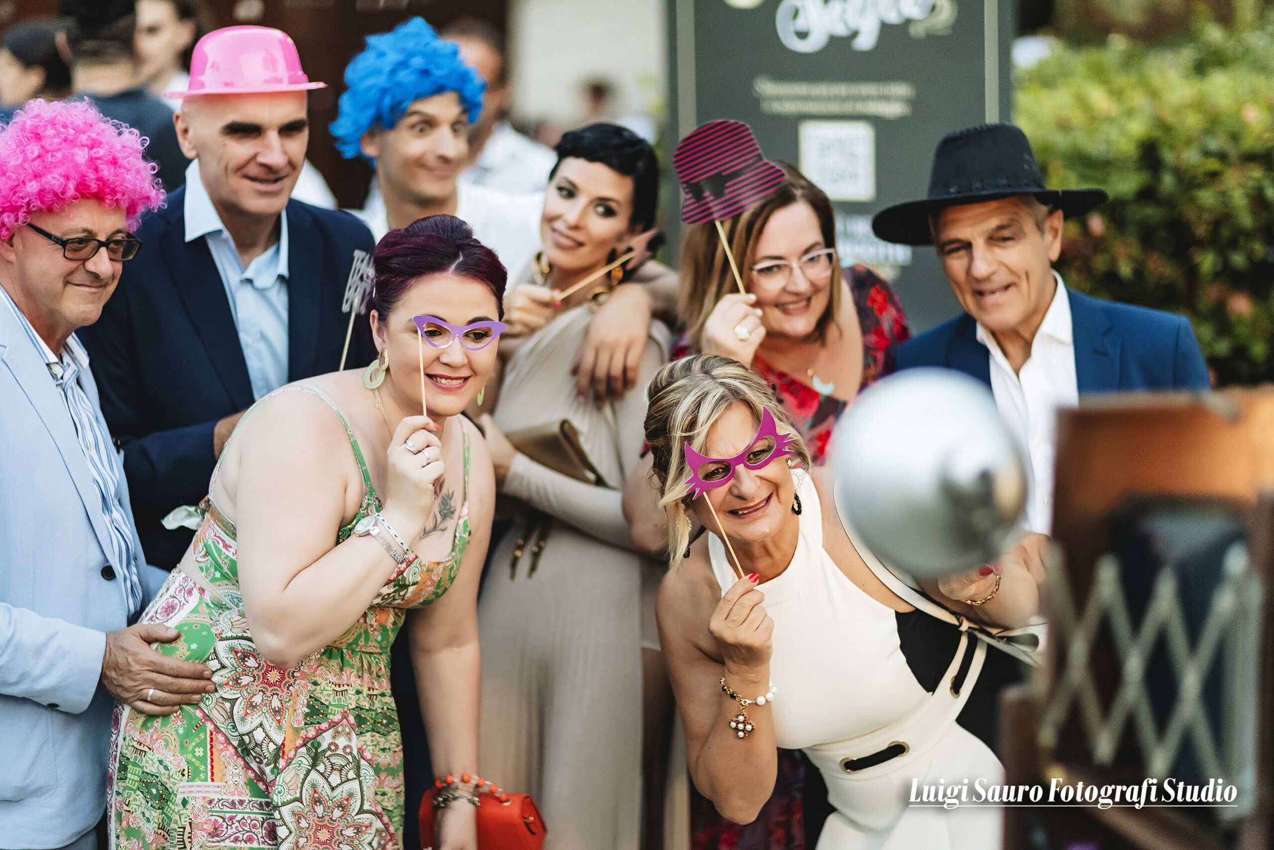 Invitati matrimonio con props photobooth vintage